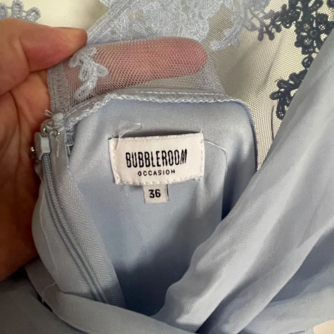 Ljusblå långklänning med spets från Bubbleroom - 2