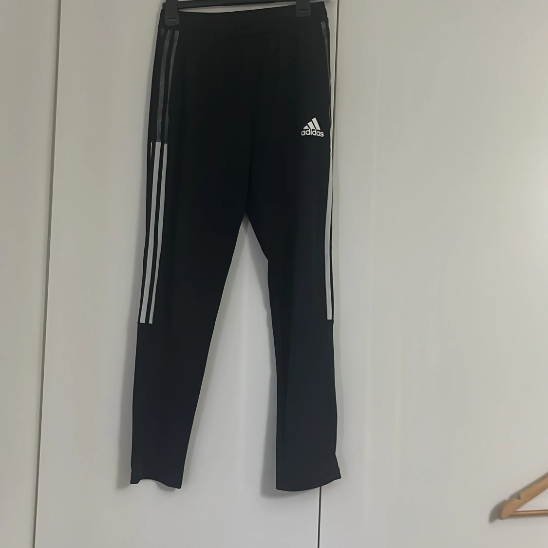 Svarta träningsbyxor från Adidas med vita ränder