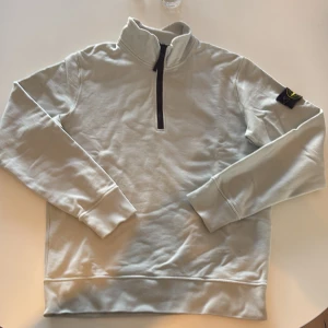 Stone Island Half-zip - Stone island half-zip sweatshirt. Mycket bra skick, knappt använd. Nypris 3300kr. Färgen är ljusgrå.