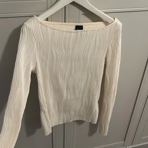 Beige halft off shoulder topp  - Säljer denna fina beige toppen som är halv offshoulder. Toppen är stilren och har fina detaljer. 