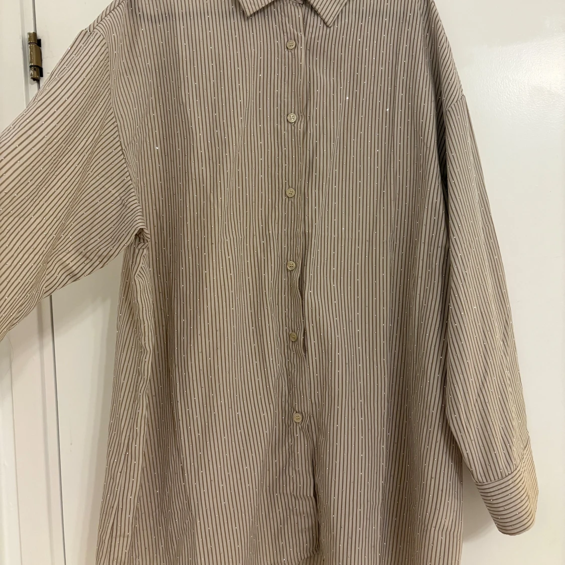 Beige och vit randig skjorta med pärldetaljer - 3