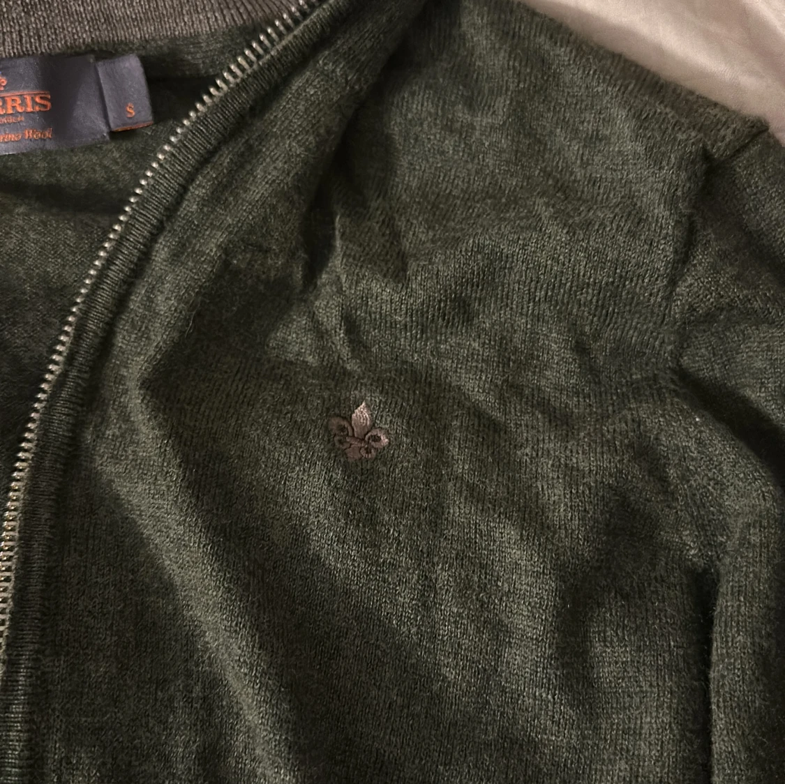 Olivgrön merinoull zip från Morris. - 2