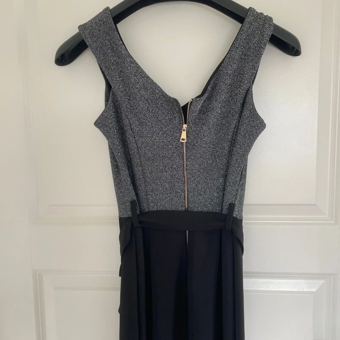 Glittrig långklänning med volang och rosett - 3