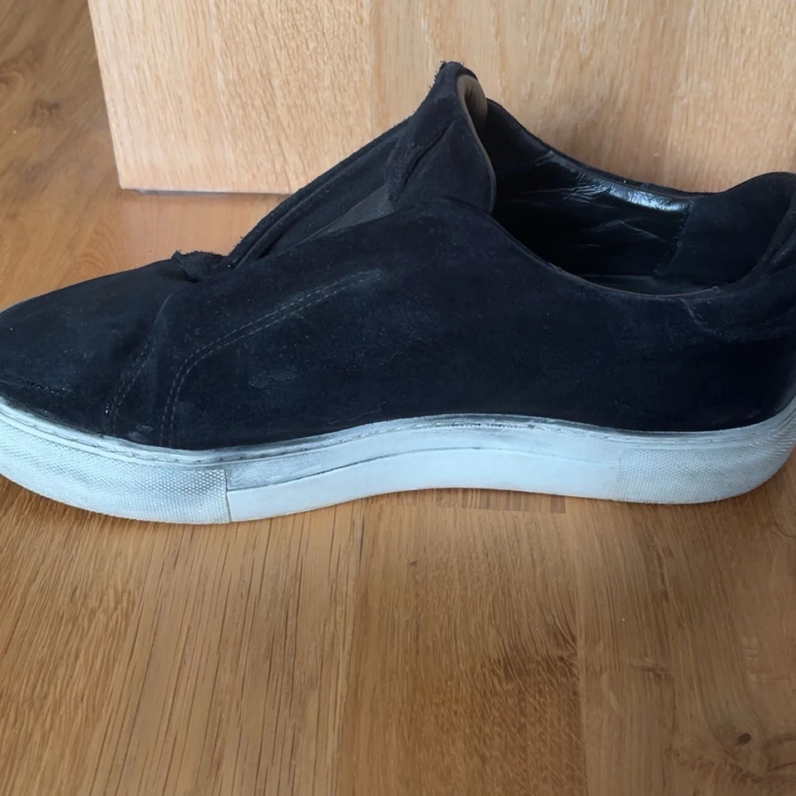 Svarta slip-on sneakers från Axel Arigato - 3