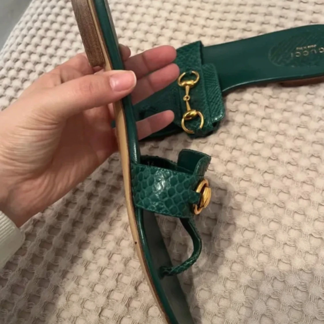 Gröna sandaler från Gucci med gulddetalj - 4