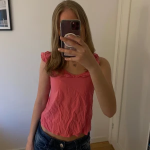 Rosa ärmlös topp från ONLY - Säljer en söt rosa topp från ONLY i storlek XS. Är inte använd många gånger så är i mycket bra skick, den ser lite skrynklig ut men de går bort om man stryker eller tvättar den. Pris går att diskutera❣️❣️❣️