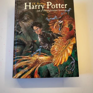 Harry Potter och Hemligheternas kammare - Säljer den svenska utgåvan av 'Harry Potter och Hemligheternas kammare' av J.K. Rowling, översatt av Lena Fries-Gedin. Boken har ett färgstarkt omslag med Harry och Fawkes, hårda pärmar och är utgiven av Tiden förlag.