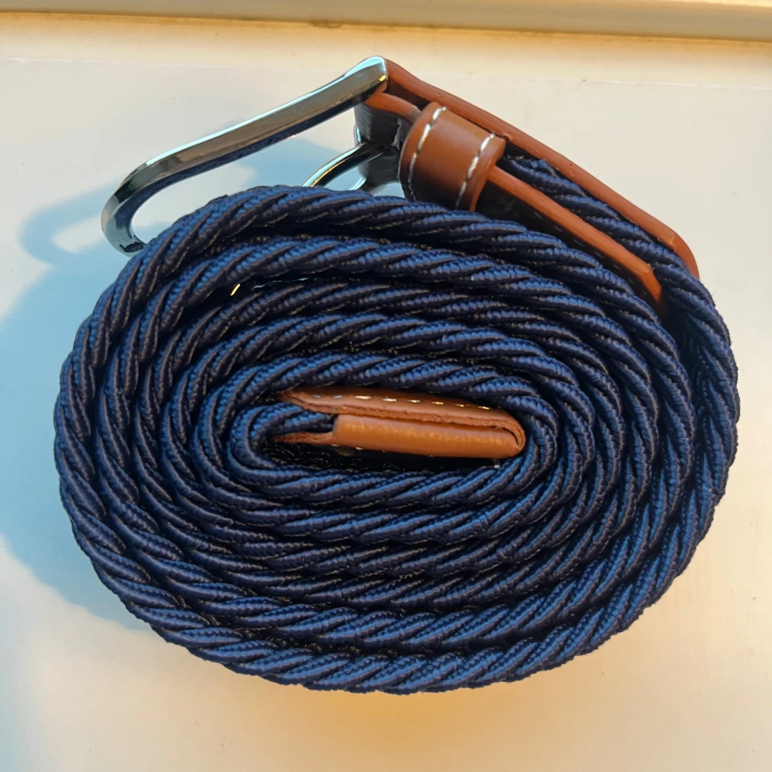 Blått flätat bälte med bruna skinn-detaljer - 2