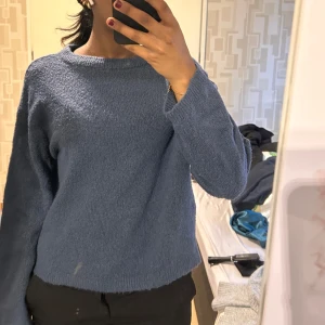 Blå stickad tröja  - Mysig blå stickad tröja från 157 i storlek S. Tröjan har en enkel design med rund halsringning och långa ärmar. 