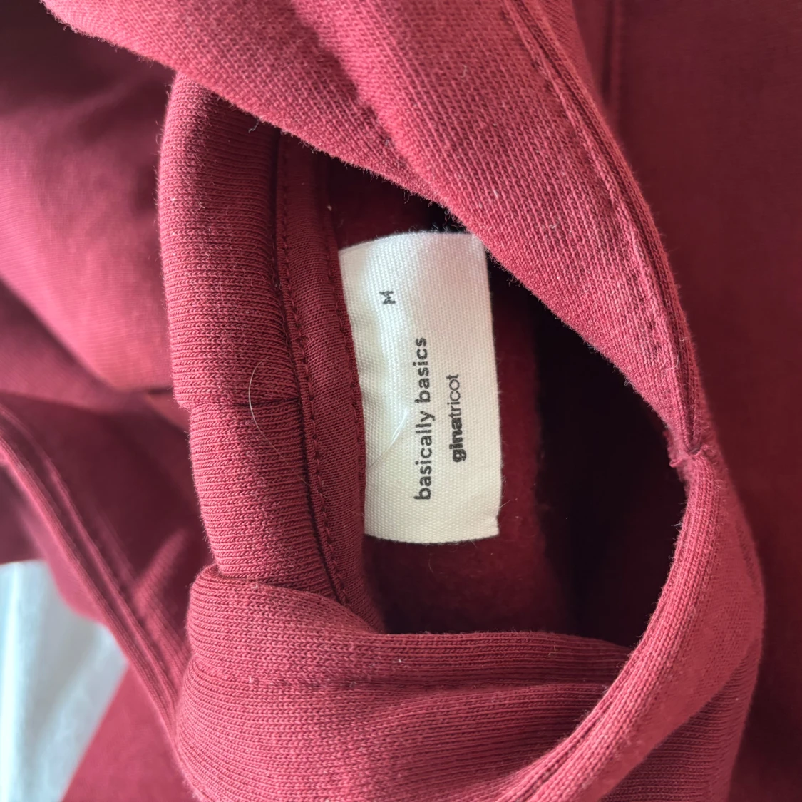 Vinröd hoodie från Gina tricot - 1