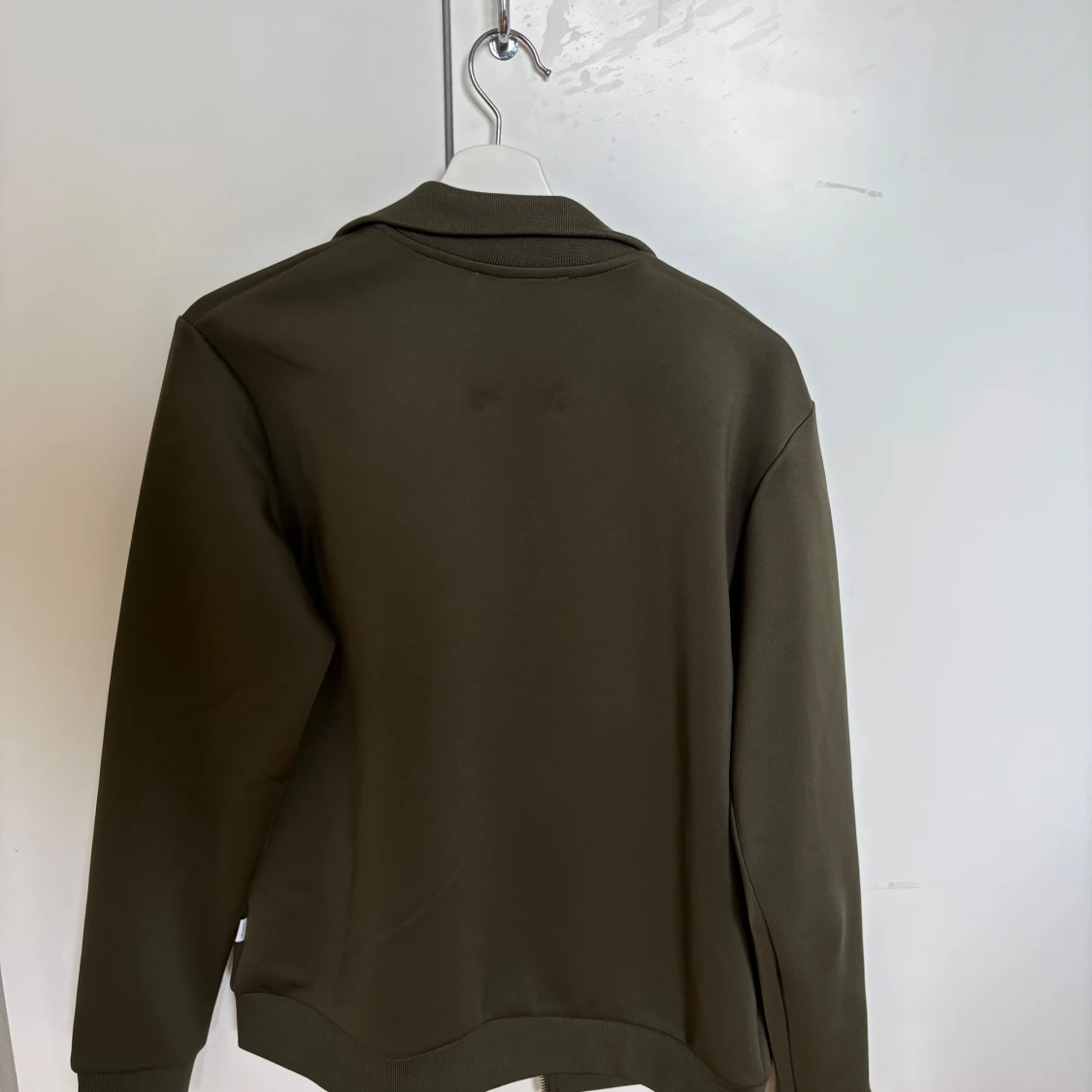 Olivgrön track jacket från Les Deux - 1