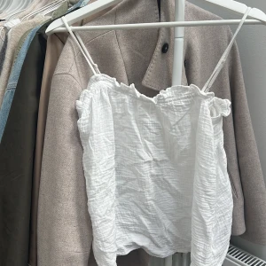 Vit topp - Vit blus/topp från hm i bra skick då den använts fåtal gånger 