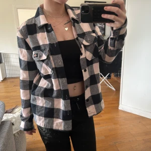 Flanell - Säljer denna rosa flanell jackan från dickies. Storlek xs