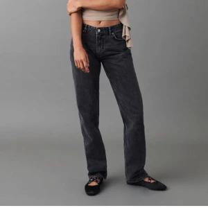 Gina lowwaist straight  - Säljer ett par svarta jeans med rak passform och klippt av kanten där nere så det blir lite slitet. Säljer för har växt ur de. 