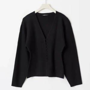 Shaped knitted cardigan  - Från Gina i svart strl xs!