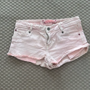 Rosa Lågmidjade jeans shorts 🩷 - Så söta shorts, tyvärr för små 🩷 midjemått: 35,5cm rakt över 