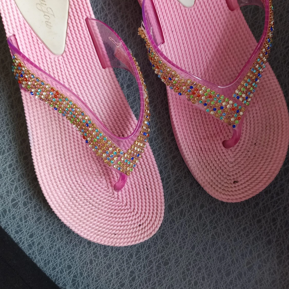 Rosa sandaler med glittriga stenar