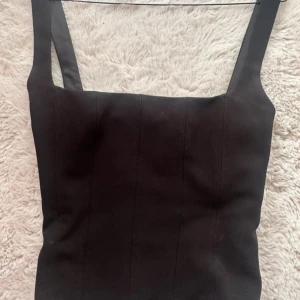 Svart korsett-topp från Zara  - Jättefint linne med tjockare ärmar från Zara som va lite för stor på mig🩷