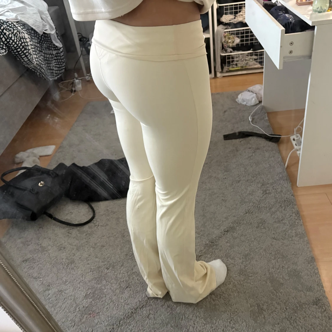 Beiga bootcut byxor med hög midja - 1