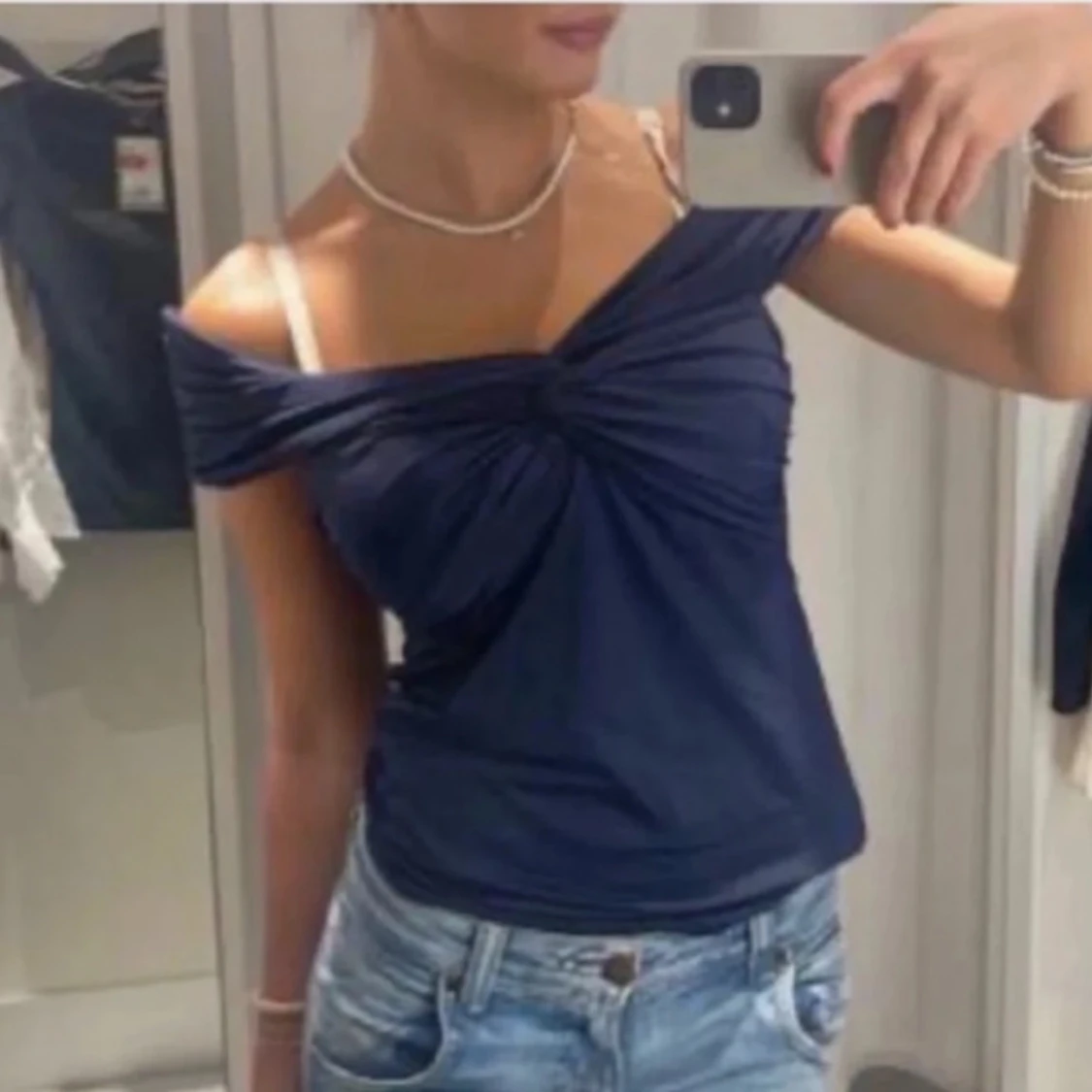 Mörkblå offshoulder topp