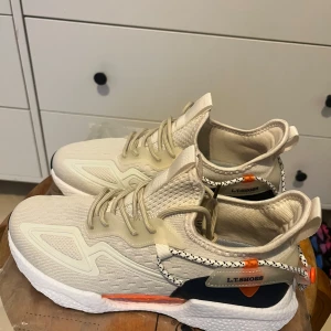 Sportig sneakers skor  - Säljer ett par vita/beige oanvända Sportiga Sneakers skor vid felaktig storlek inköp. Dem är perfekta för dig som gillar att springa eller ha sportiga stil, men det går också att använda för vad som helst. 