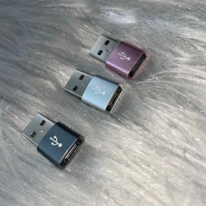 USB till USB-C adapter i tre färger - Säljer tre små USB till USB-C adaptrar i färgerna svart, silver och lila. Perfekt för att koppla USB-C enheter till vanliga USB-portar. Kompakta och smidiga att ta med sig i väskan eller fickan.