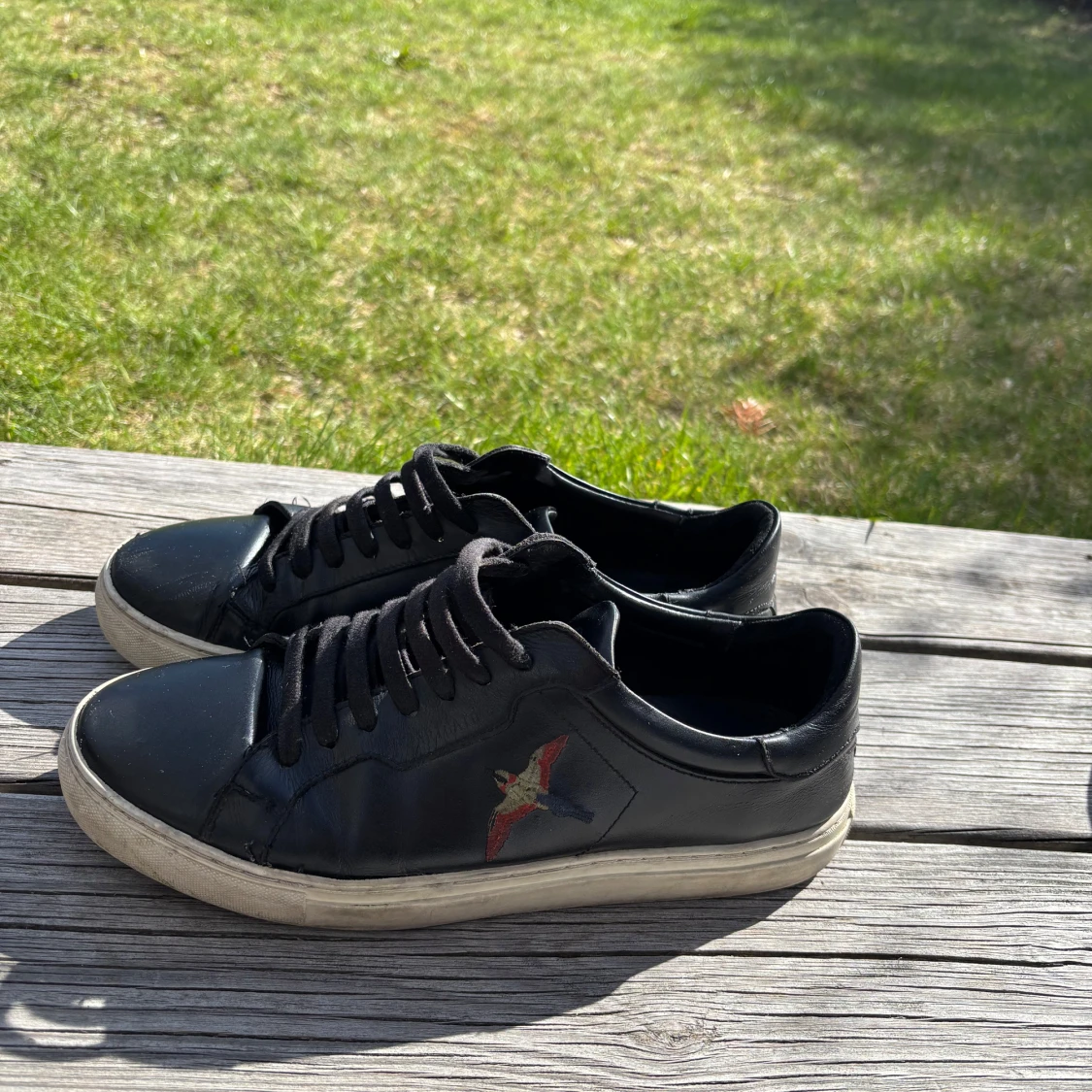 Svarta sneakers med fågelmotiv från Axel Arigato - 2