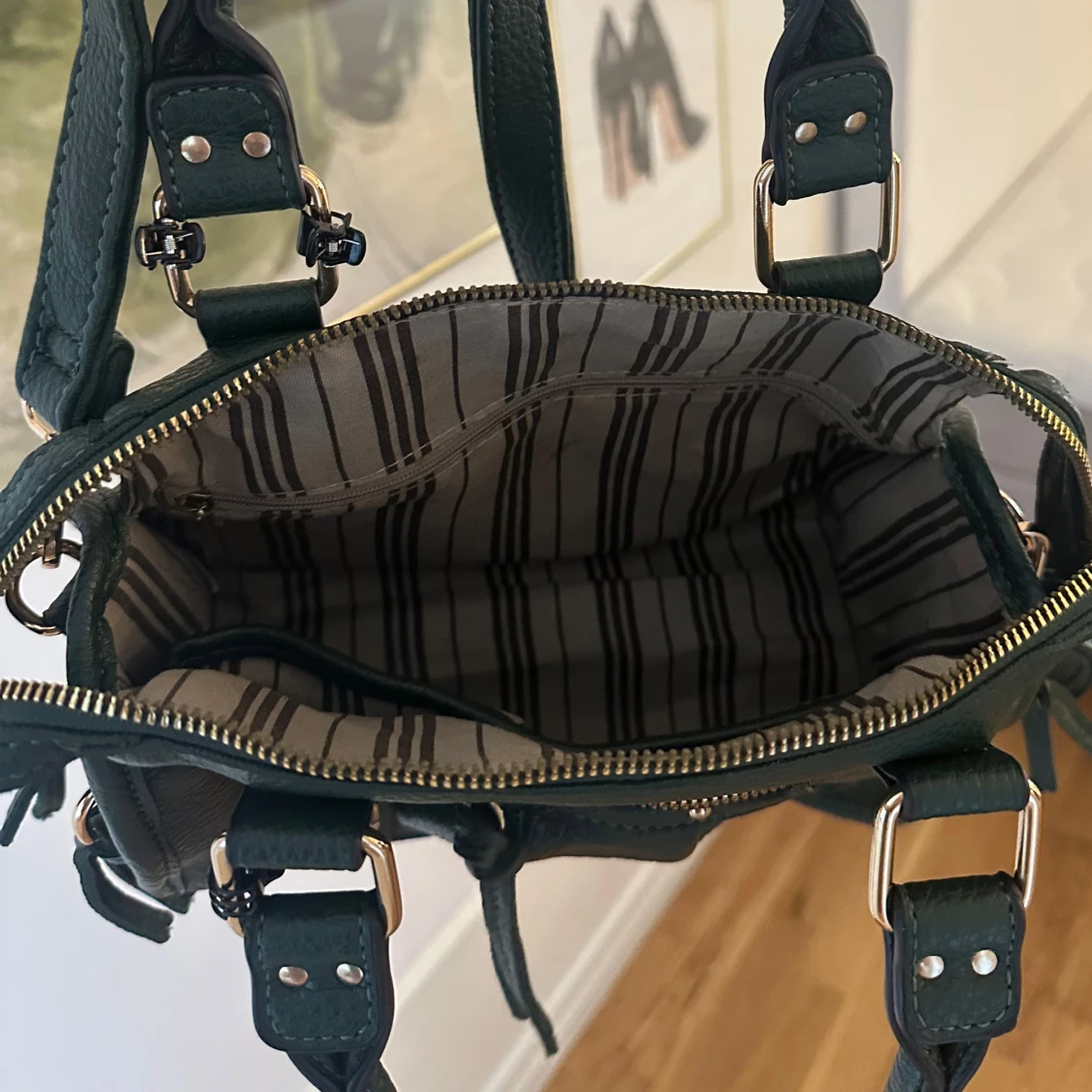 Mörkgrön handväska med gulddetaljer - 2