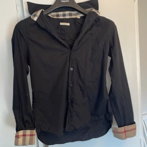 Burberry skjorta  - En riktigt snygg burberry skjorta i storlek s 170-175. Stilren och fortfarande i ett bra skick. Priset är diskuterbart!
