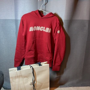 Moncler Hoodie INTRESSEKOLL! - En röd hoodie från Moncler. Skick 10/10. Äkta. Storlek 12 år.