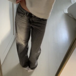 Gråa wide leg jeans från Perfect Jeans - Gina Tricot  - Säljer ett par gråa jeans från Perfect Jeans med breda ben och klassisk design. Jeansen har normal passform och raka, vida ben. Perfekta för våren/ sommaren men funkar även suveränt till höst/ vintern. Använda 1 gång, även tvättade 1 gång. Som NYA. JÄTTESNYGGA!!
