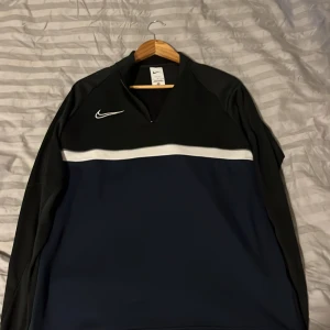 Nike dri-fit tröja  - Nike dri-fit tröja i storlek M, ej använd 