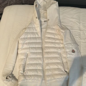 Vit moncler cardigan - Säljer min vita moncler cardigan då den är lite liten och därmed inte längre kommer till användning. Jackan är äkta men har inget äkthetsbevis och därmed säljs den relativt billigt jämfört med andra cardigans. Ända deffekten är ett litet hål som syns på bild 3 hålet är litet och på insidan av jackan så syns inte när man har på sig jackan.