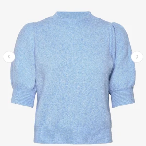 Ljusblå stickad tröja från Vero Moda - Superfin ljusblå stickad tröja från Vero Moda med kortare ärmar och lätt puff vid axlarna. Perfekt för dig som vill ha en mjuk och stilren tröja med lite extra volym i ärmarna. Rund halsringning och ribbade kanter.