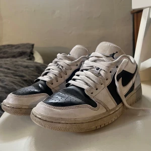 Nike Air Jordan 1 Low svartvita sneakers - Säljer ett par Nike Air Jordan 1 Low sneakers i svart och vitt. storlek 40  Använda i ca ett år sen bara stått  Går säkert skrubba upp dom så dom blir renare, övrigt i gott skick