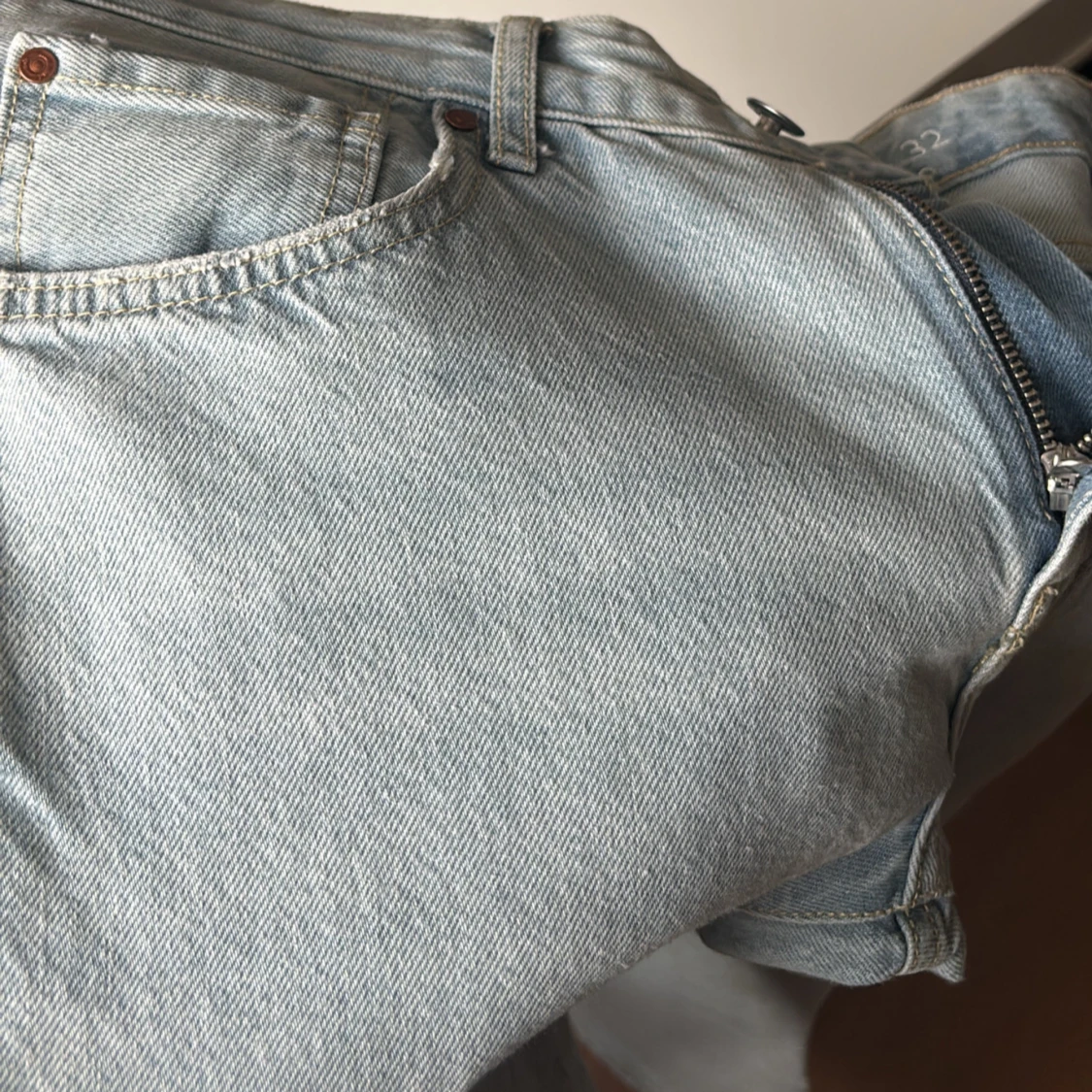 Ljusblå raka jeans från Never Denim - 1