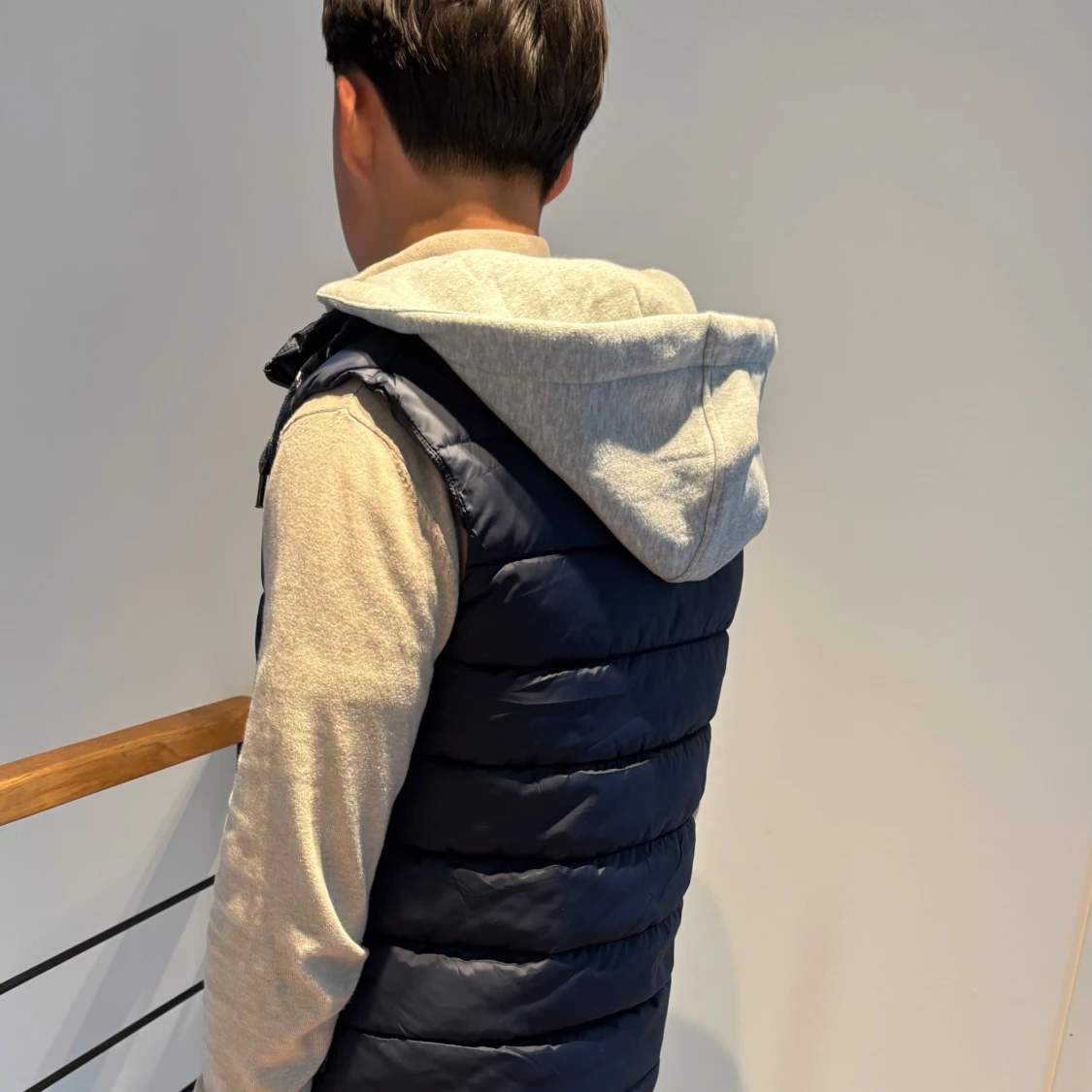 Mörkblå dunväst från INDICODE