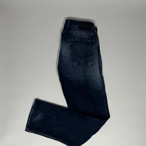 Replay jeans - Ett par riktigt snygga och trendiga replay jeans i fint skick, storlek 33/32, vid frågor är de bara att skriva // Gramenti 