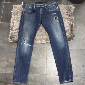 Replay jeans - Snygga blå jeans med slitningar på framsidan för en trendig look. De har en klassisk femficksdesign och en rak passform. Perfekta för en avslappnad stil.