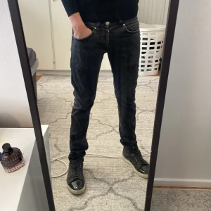 Svarta dondup jeans - Dondup jeans i size 31.  Modellen är 183 cm och 70 kg.