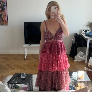 Superfin unik långklänning - Säljer nu min superfina och unika klänning. Storlek s, endast använd en gång. Djup öppen rygg och går till anklarna på mig som är 168 cm. 