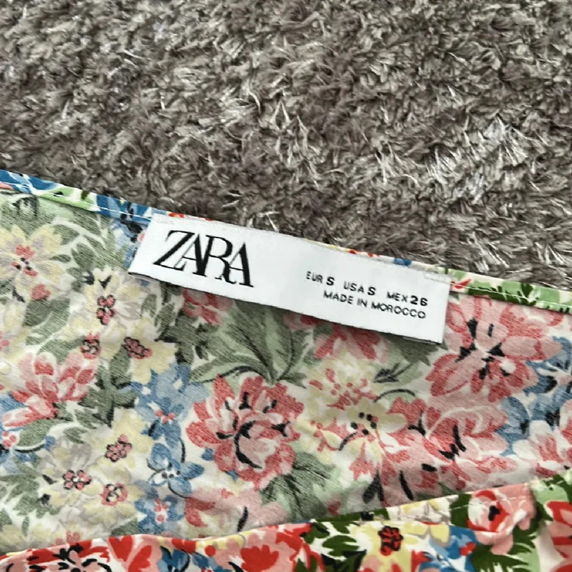 Blommig oneshoulder-top från Zara - 2