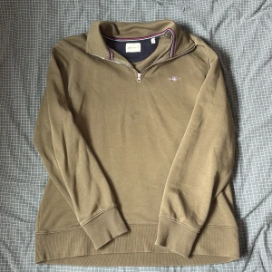 Gant half zip - Gant half zip som jag aldrig använder längre. Passar storlek L-XL. Köpt i butik. Tveka inte o skicka ivög en fråga om ni har några funderingar ❤️