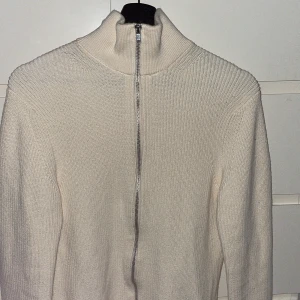 Kräm Beige hel zip  - Säljer nu min kräm färgade hel zip som är köpt på Brothers. Nyskick utan tag. Storlek S och org pris 1099:-