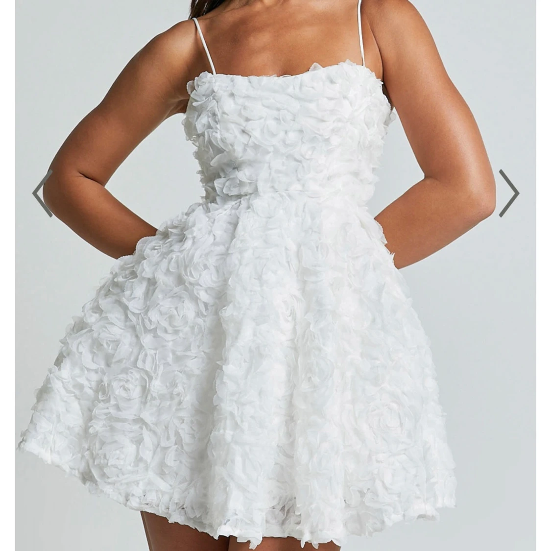 Vit kortklänning med 3D-blommor och tunna axelband