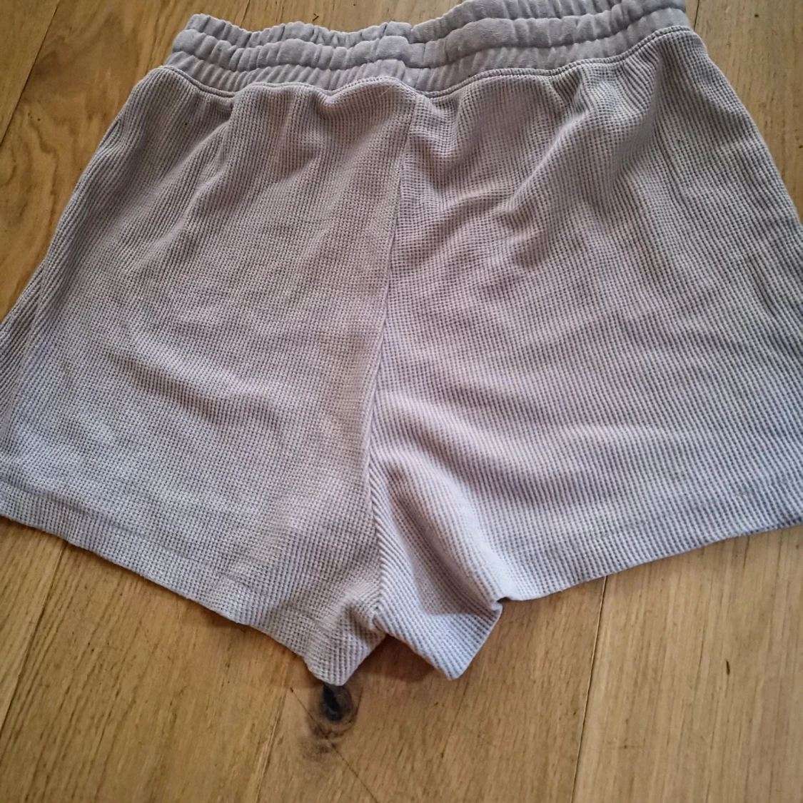 Beige ribbade shorts från H&M - 1