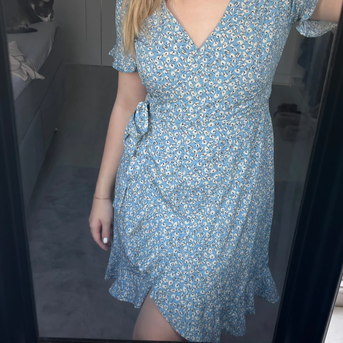 Blommig omlottklänning i blått