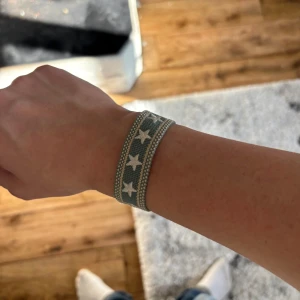 Flätat Armband - Säljer dessa tvär feta armbanden i en blå färg med snyggt stjärnmönster. Dessa är sjukt snygga och liknar de eftertraktade armbanden från dior🤩 Om du undrar något så är de bara att skicka iväg ett meddelande 🔔 