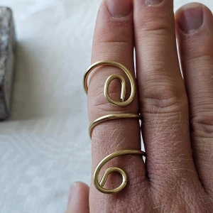 Unik spiralformad ring i guld - Säljer en handgjord spiralring. Materialet är aluminium vilket betyder att den inte rostar och även tål vatten. Ha dock i åtanke att det är en väldigt lätt metall och därav har ringen lätt att böjas, kan du se som något negativt eller som att den är justerbar. (Även känslig för repor, blev någon under skapandet eftersom detta är nytt för mig)