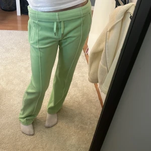 Ljusgröna Juicy byxor  - Säljer ett par ljusgröna mjukisbyxor från Juicy Couture med strassdetaljer på bakfickan där det står 'Juicy'. Byxorna har dragsko i midjan och raka ben. Supermjuka och perfekta för en avslappnad stil.Pris går att diskutera💗